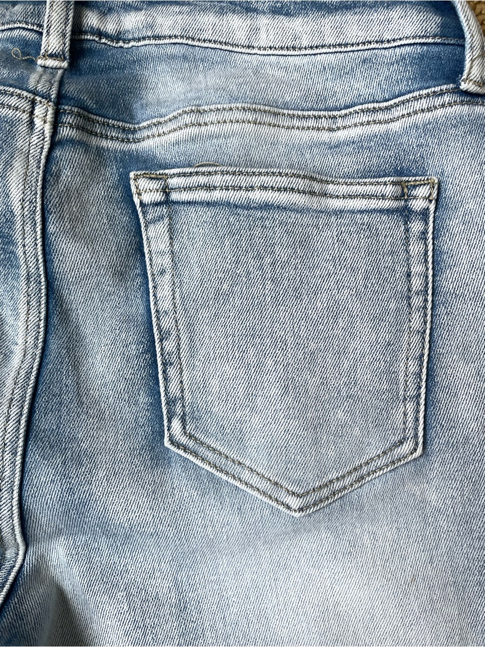 Light Wash Wide-Leg Women’s Jeans - Flared Casual Denim - Picture 4 of 5
